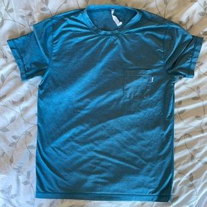 Vuori Tradewind performance tee (medium).